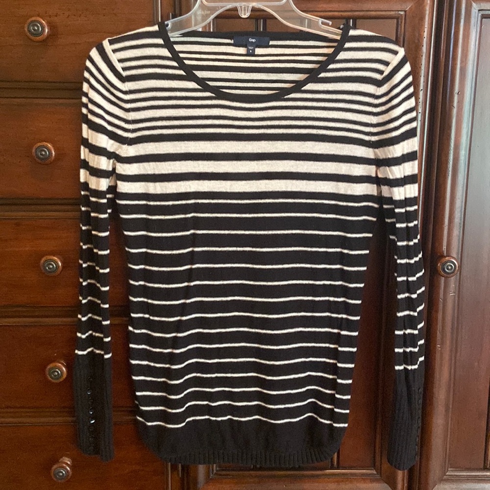 GAP light weight black and white sweater